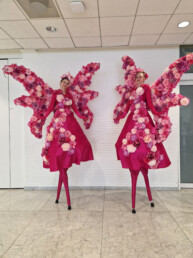 lente pasen steltenlopers huren entertainment sense theatre bloemen roze 1