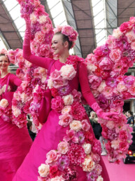 lente pasen steltenlopers huren entertainment sense theatre bloemen roze 2