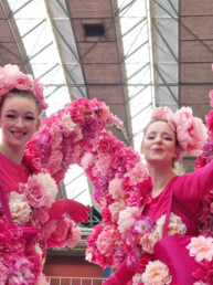 lente pasen steltenlopers huren entertainment sense theatre bloemen roze 3
