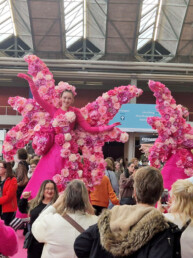 lente pasen steltenlopers huren entertainment sense theatre bloemen roze 4