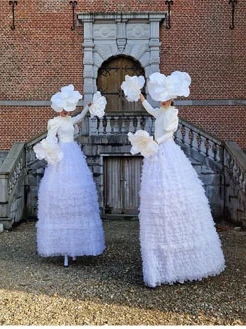 STELTENLOPERS HUREN BRUILOFT ENTERTAINMENT BLOEMEN BLOEM WIT