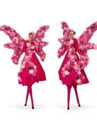 voorjaars entertainment lente pasen steltenlopers bloemen roze 2026