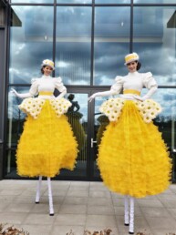 steltenlopers huren voorjaars lente entertainment geel sense theatre 1
