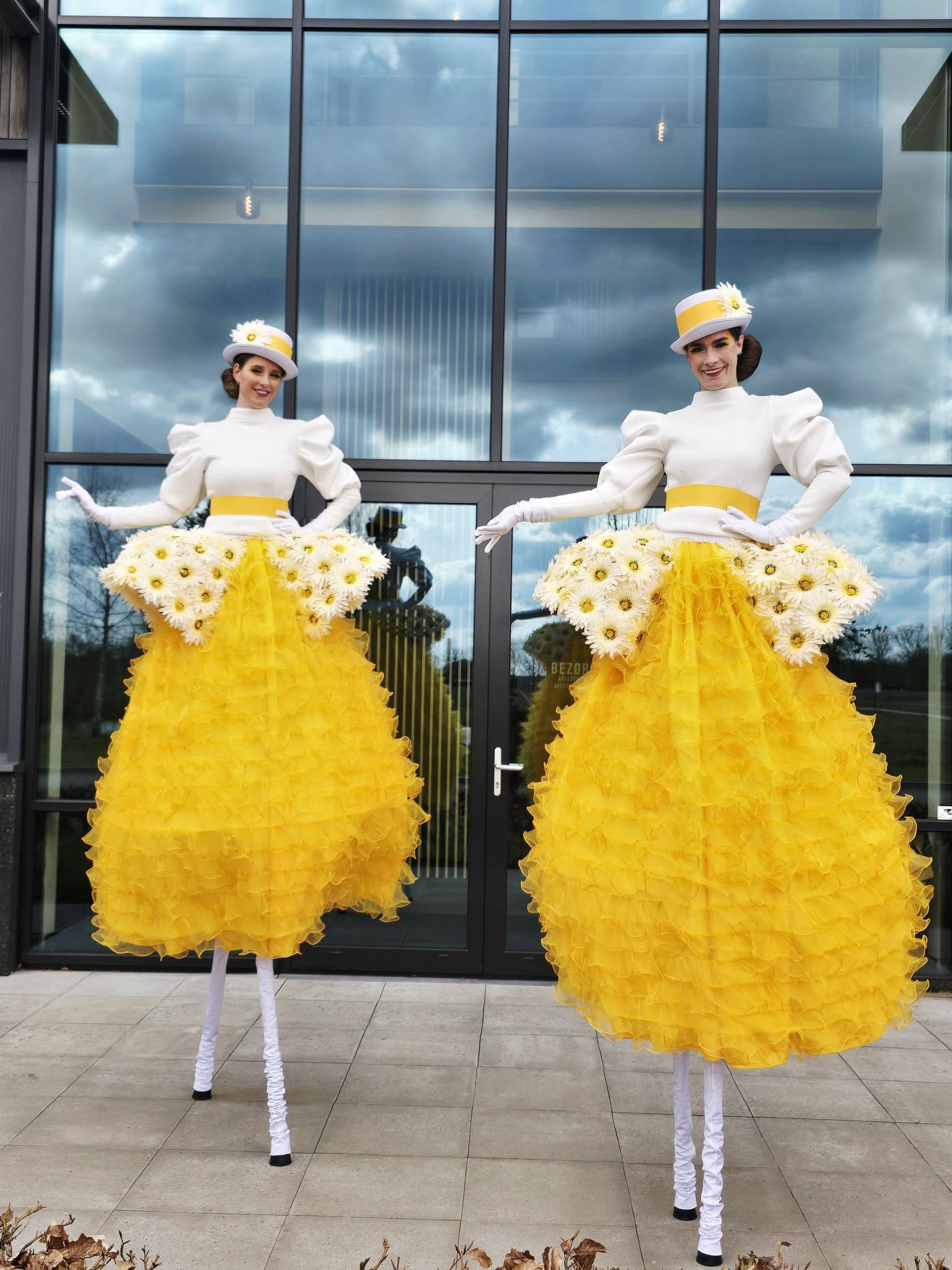 steltenlopers huren voorjaars lente entertainment geel sense theatre 1
