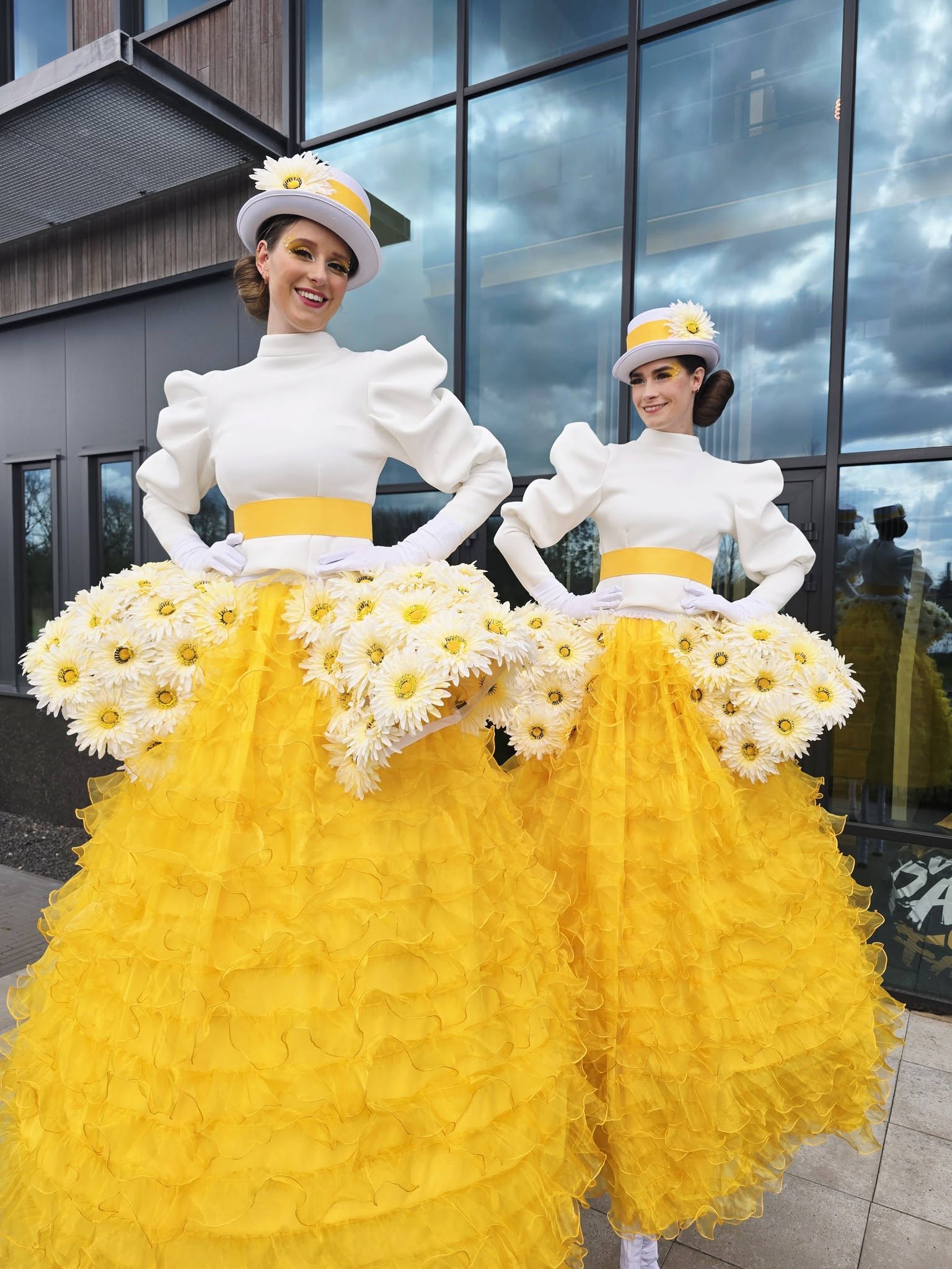 steltenlopers huren voorjaars lente entertainment geel sense theatre 3