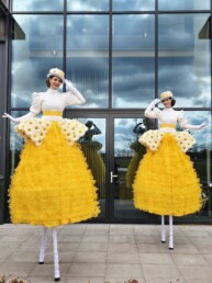 voorjaars entertainment steltenlopers geel pasen lente bloemen 3
