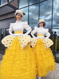 voorjaars entertainment steltenlopers geel pasen lente bloemen sense theatre 2