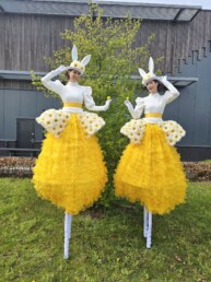 voorjaars entertainment steltenlopers geel pasen paashaas sense theatre 2026