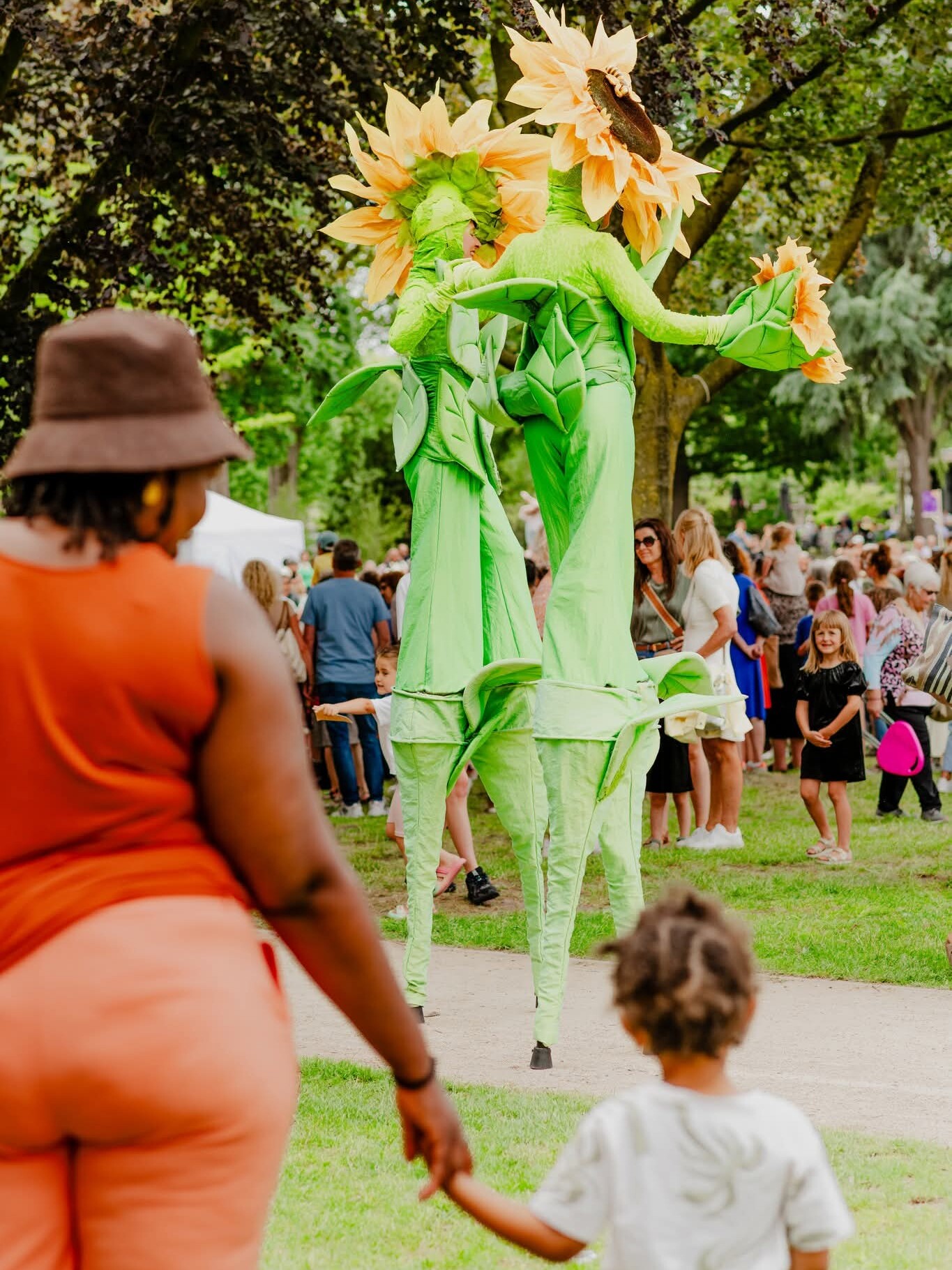 zonnebloemen steltenlopers huren bloemen groen entertainment sense theatre 2026 parktheaterfestival 1