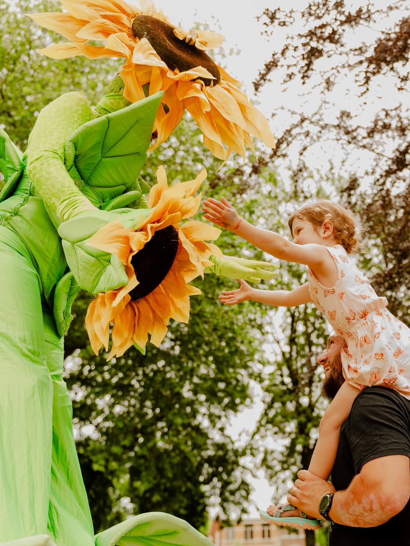 zonnebloemen steltenlopers huren bloemen groen entertainment sense theatre 2026 parktheaterfestival 2